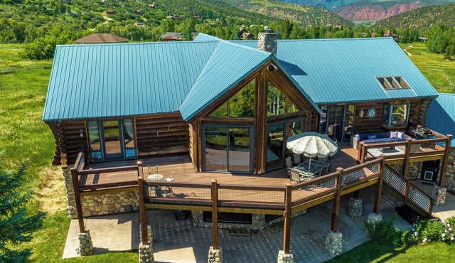 FAMILY FRIENDLY Private Log Home Retreat, 5 acre w/tramp, views, TENNIS/PB use