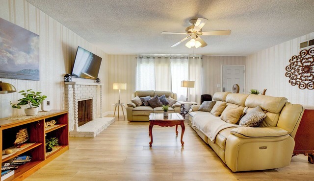 Family Home 5 Mi to Dtwn Riverside & Hospital!