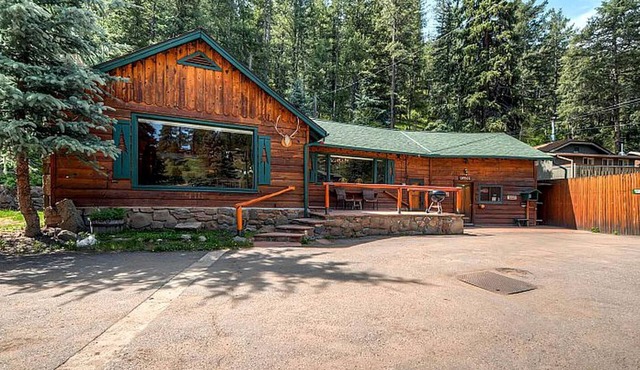 Fantastic Luxury Cabin Getaway near Evergreen Mountain in Colorado