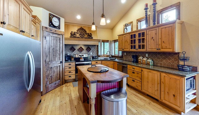 Fantastic mountain home with pool table, W/D & endless views - near Breckenridge