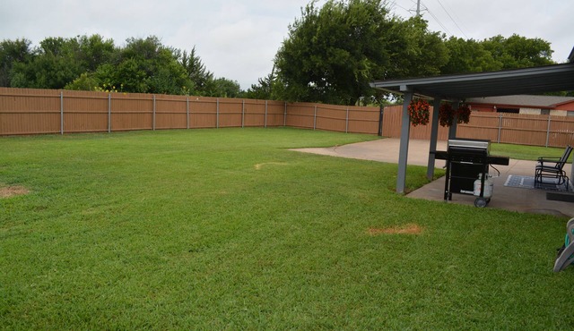 Fenced Backyard + Parking - Near Six Flags + AT&T