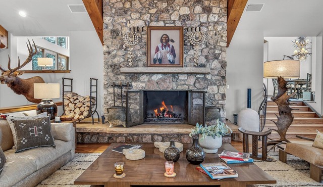 Firepit, Hot Tub + All the Views | Navigator Lodge