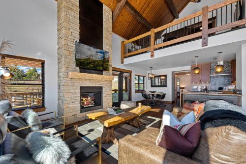 Fly Rod Inn – Two Large Patios, Jacuzzi and Indoor/Outdoor Fireplace
