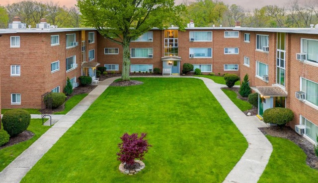 Georgetown Villas Two Bedroom 3-2a Apartment in Fairview Park, Ohio!