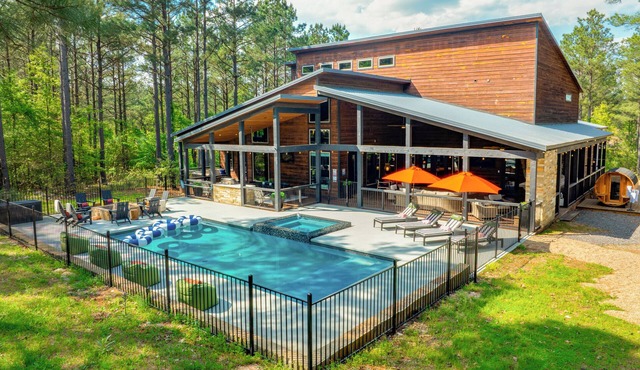 Golf Simulator, Pool, Hot Tub, Sauna, Gym, Playground, Theater- Sleeps up to 30