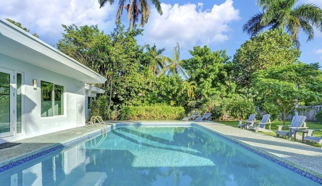 Gorgeous 5BR Home w/ Amazing Pool Near Beach