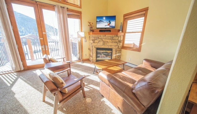 Gorgeous Mountain Views From This Townhouse!