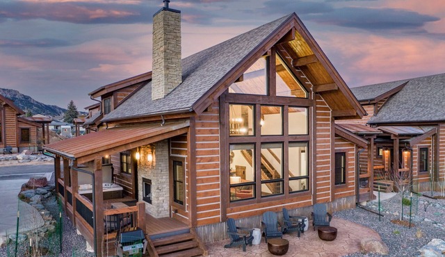 Gorgeous Views! Jacuzzi, Indoor/Outdoor Fireplace, Two large Patios