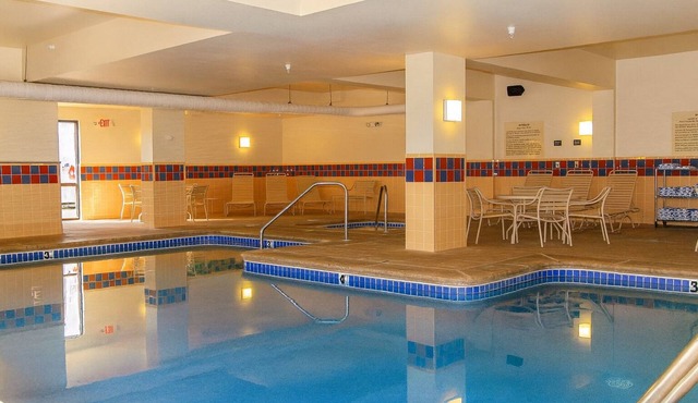 Grand Canyon Kingman Stay w/Indoor Pool Access & Close to Downtown