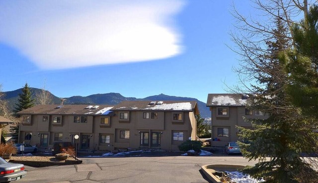 Grand Estates-Spacious Two-Level Condo with Spectacular Views Near Lake Estes