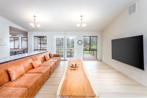 Grand Riverside Retreat - 150 yds from the River