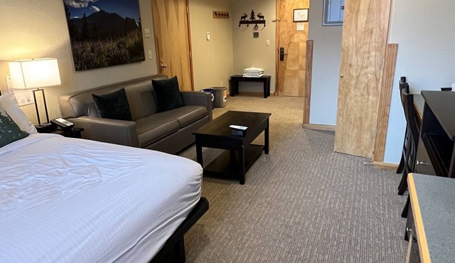 Grand Timber Lodge 400 sq ft suite