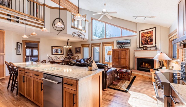Great July Dates Open Now! Private Hot Tub | Stunning Mountain Views | Free Town Bus | 2-Car Garage