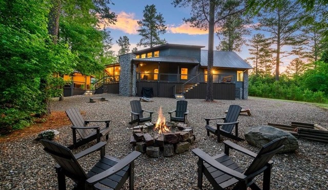 Grey Goose Lodge - Beautiful, Spacious Lodge, Creek, Hot Tub, Firepit, Games