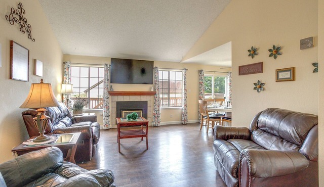 Grill, Fireplace & Fenced-in Yard: Thornton Home!