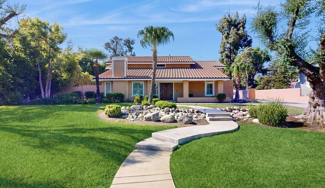 Grill, Large pool, plush patio furniture, umbrella