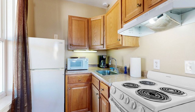 Ground-floor aparthotel with patio, grill, volleyball, mtn views