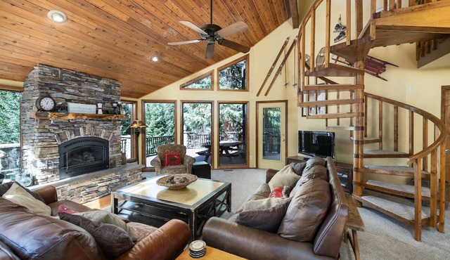 Heartstone Hideaway Home: Hot Tub, Dog Friendly