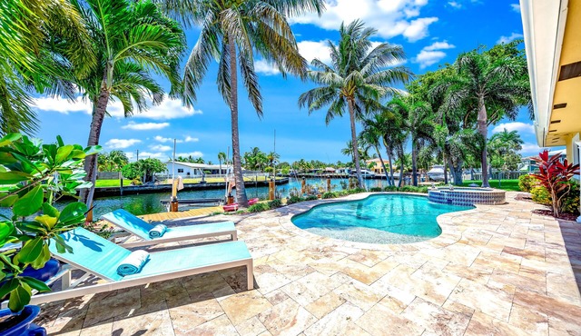 Heated Pool & Hot Tub! WaterFront+1 Mile To Beach!