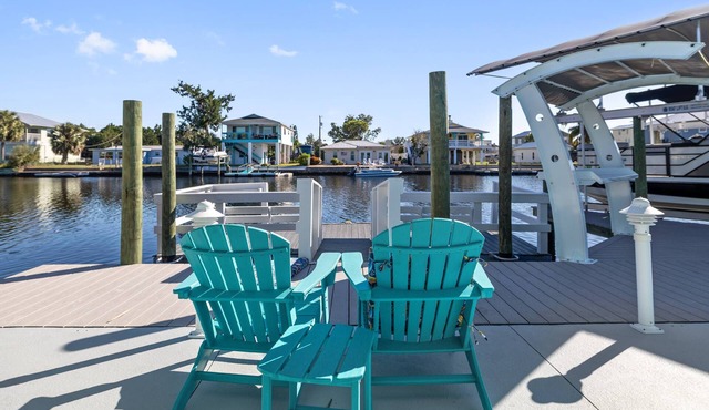 Hernando Beach Waterfront Escape 3/BR, 2BA Boat and Jet Ski Dock!