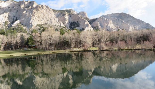 Hidden in the Pinons, 1 mile from Mt Princeton Hot Springs, great deck views!