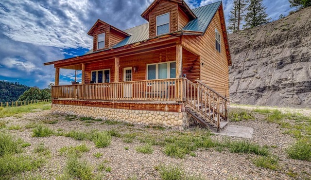 Hilltop Cabin tucked in Rural Pagosa, Views!