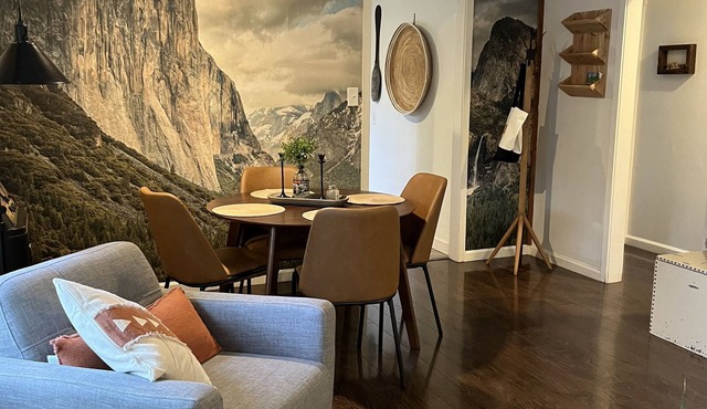 Hilltop Cottage walking distance to downtown Mariposa bars/restaurants.