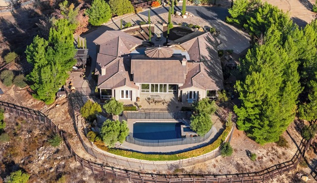 Hilltop Estate Pool + Hot Tub + Fire Table + Views | Cleveland Vista