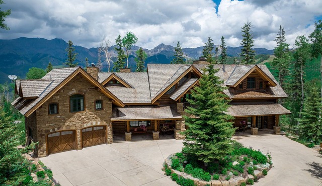 HILLTOP HIDEAWAY- A Magical Mountain Ski Estate with Game Room, Hot Tub, and Vie