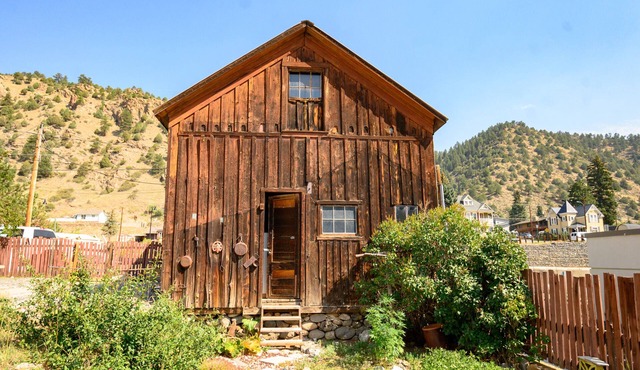 Historic Home in Idaho Springs, steps to downtown. 4bedrooms 2 bathroomsnb