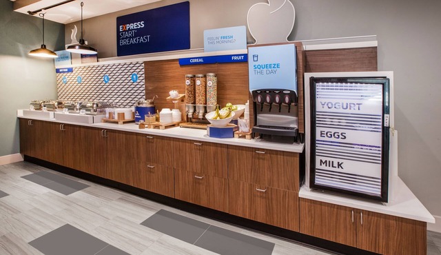 Holiday Inn Express Hotel & Suites Denver East-Peoria Street by IHG
