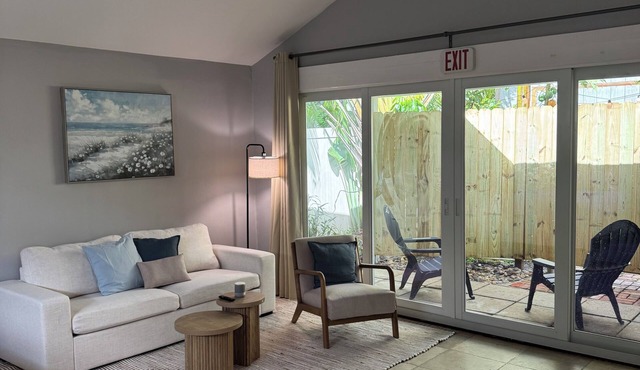 Hollywood Beach Stay Patio + Parking, Minutes to Ocean