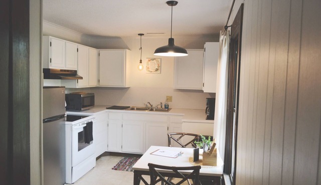 Home on Broadway (Staycation Apartment)
