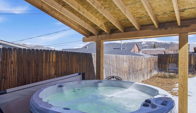 Hot Tub | 2min Walk | Mtn Views | Sleeps 8 + Pets
