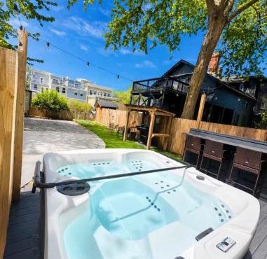 Hot Tub Amazing Location! Modern Ohio City Luxury 2 King Beds