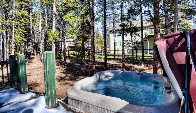 Hot tub, Arcades, Forest Vibe & Close to Downtown!