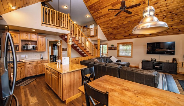 Hot Tub! Close to Fishing, ATV, Hiking, Rafting, Rivers!