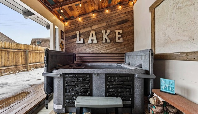 HOT TUB-Fast Wifi-8 beds <2 kings> 1 block to Lake-4 blocks to restaruants/shops