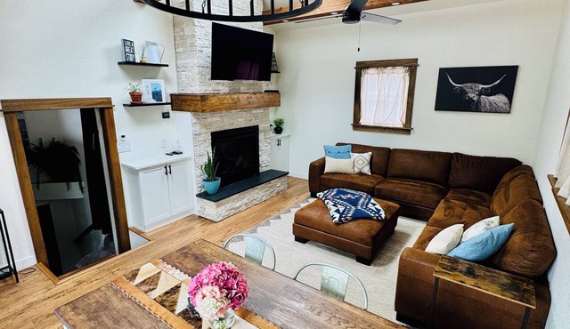 Hot Tub, Fire Pit & Outdoor Game Room | Red Rocks