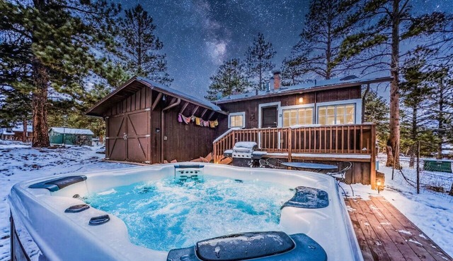 Hot Tub & Fireplace in 1925 Cabin, Minutes to RMNP