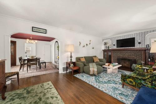 Hot Tub - Game Room - Chic & Spacious - Sleeps 10