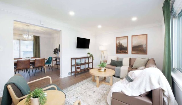 Hot Tub - Game Room - Modern Design - Sleeps 9