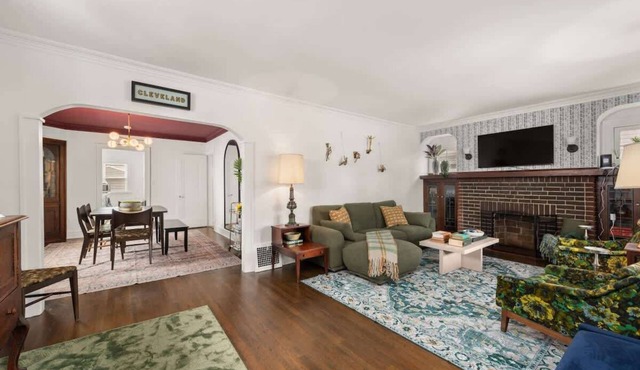 Hot Tub - Game Room - Sleeps 10 - Cleveland