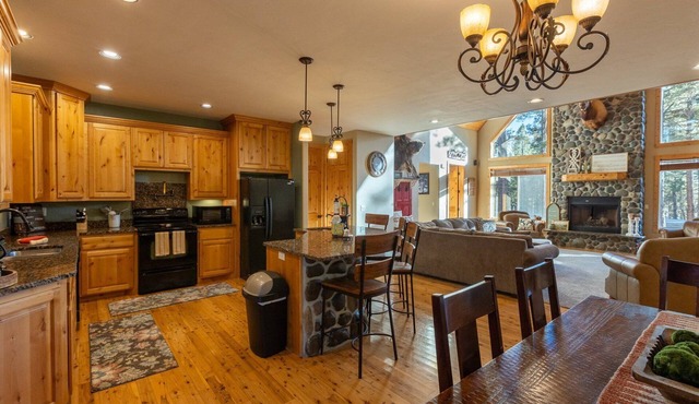 Hot tub, Gorgeous Cabin, Close to Lake!