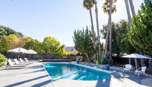 Hot tub, heated pool, walk to town