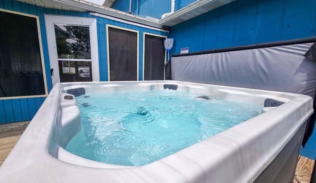 Hot Tub | King Bed | Relax | Winter Retreat