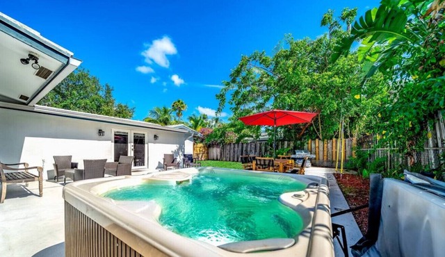 Hot Tub! Luxury Modern Gem Home! 1 Mile To Beach!