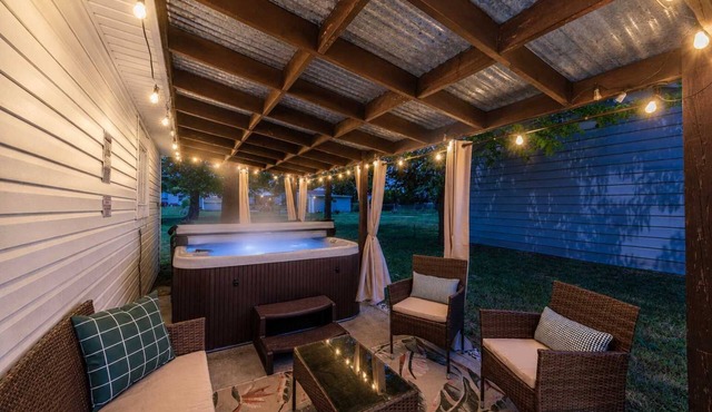 Hot Tub - Shuffleboard - Sleeps 8 - Near Cleveland