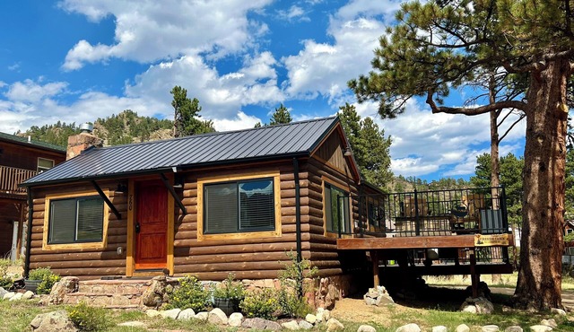 Hot Tub! Spectacular Views, Completely Remodeled, Great Location, 5 min to RMNP