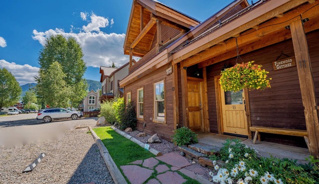 Hotub!Fireplace!Sauna!Best Location In Town!Steps to FREE Shuttle!Comfy!